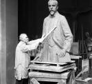 Artysta rzeźbiarz Konstanty Laszczka przy pracy nad pomnikiem Henryka Sienkiewicza w 1926 roku.