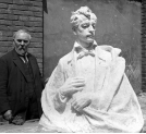 Artysta rzeźbiarz Konstanty Laszczka obok rzeźby Juliusza Słowackiego, przeznaczonej na Wawel.